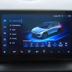 Wyświetlacz chińskiego samochodu z opcjami: Common Use, Door/Window, Light, Sound, Driving, Unit. Widoczny model auta i tryby jazdy.