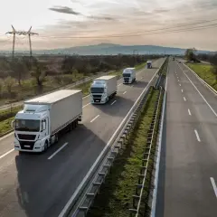 Wyprzedzanie ciężarówek na autostradzie - kiedy obowiązuje zakaz?