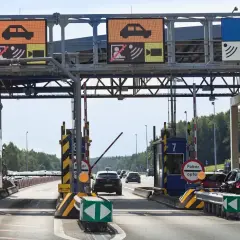 Na bramkach wjazdowych na autostradę A4 widać znaki informujące o poborze opłat.