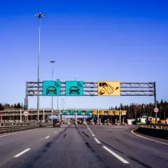 Czy za przejazd autostradą można płacić kartą? Sprawdź najważniejsze informacje
