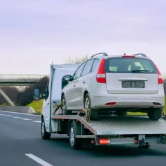 Laweta transportuje samochód po autostradzie. Zastanawiasz się, ile kosztuje laweta?