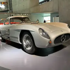 Srebrny Mercedes-Benz 300 SLR Uhlenhaut Coupé, najdroższe auto na świecie, błyszczy w muzeum.