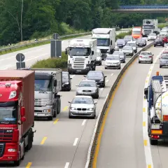Ruch na autostradzie z wieloma ciężarówkami i samochodami osobowymi.