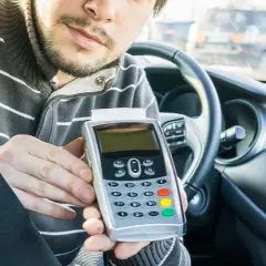 Czy w taxi można płacić kartą? Sprawdź, co musisz wiedzieć!