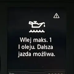 Na desce rozdzielczej świeci się kontrolka oleju. Komunikat informuje: "Wlej maks. 1 l oleju. Dalsza jazda możliwa.