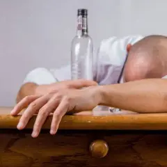 Jak sprawdzić poziom alkoholu bez alkomatu i uniknąć niebezpieczeństwa