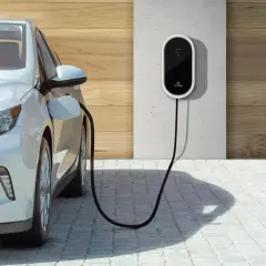 Biały samochód elektryczny podłączony do ładowarki ściennej. Czysta energia dla przyszłości.