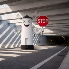 Wesoły wiatrak z uśmiechem i znakiem STOP w tunelu Świnoujście.