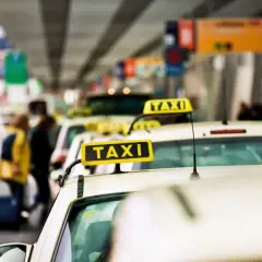 Ile kosztuje taxi z lotniska Pafos do centrum? Zaskakujące ceny!