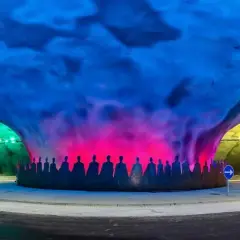 Kolorowy tunel z sylwetkami ludzi, oświetlony na zielono, różowo i żółto. To nie jest najdłuższy tunel na świecie, ale robi wrażenie.