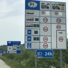 Znaki drogowe informują o opłatach i **ograniczeniu prędkości** na drodze w Polsce. Widoczne są limity 50, 70, 80, 90, 100, 120 i 140 km/h.