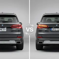 Porównanie tyłu BMW X5 z USA i Europy. Z lewej strony tablica "BMW USA", z prawej polskie tablice rejestracyjne.