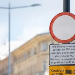 Znak B1 zakaz wjazdu, z wyłączeniem rowerów, autobusów ZTM i pojazdów z identyfikatorem NC. Kontrola wjazdu.
