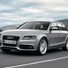 Srebrne Audi A4 B8 Avant w ruchu. Poznaj typowe usterki tego modelu, aby uniknąć niespodzianek.