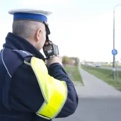Policjant mierzy prędkość, by zapobiec zbijaniu punktów karnych.