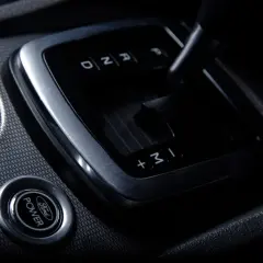 Biegi w samochodzie, dźwignia zmiany biegów z oznaczeniami D, N, R, P i przycisk start/stop Ford Power.