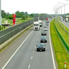 Jaką odległość między samochodami na autostradzie zachować dla bezpieczeństwa?