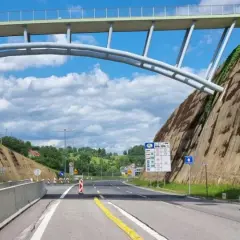 Ile mogę jechać na autostradzie? Poznaj kluczowe przepisy i limity
