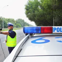 Policjant mierzy prędkość. Uważaj na drogach, bo za przekroczenie limitu możesz dostać sporo punktów karnych.