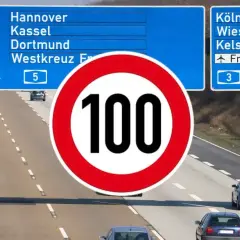 Niemiecki autobahn z tablicami kierunkowymi na Hanower, Kolonię i Frankfurt. Ograniczenie prędkości do 100 km/h.
