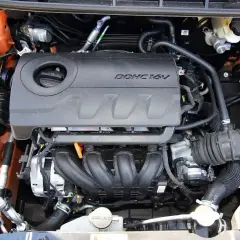 Silnik DOHC 16V 1.6 GDI w samochodzie. Widoczne elementy układu dolotowego i chłodzenia.