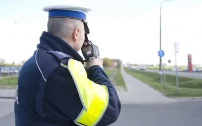 Policjant mierzy prędkość, by zapobiec zbijaniu punktów karnych.