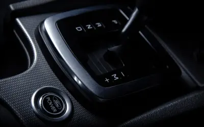 Biegi w samochodzie, dźwignia zmiany biegów z oznaczeniami D, N, R, P i przycisk start/stop Ford Power.