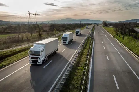 Wyprzedzanie ciężarówek na autostradzie - kiedy obowiązuje zakaz?