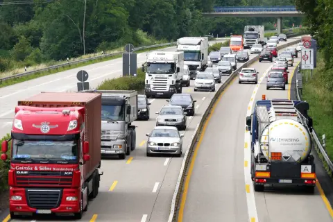 Ruch na autostradzie z wieloma ciężarówkami i samochodami osobowymi.