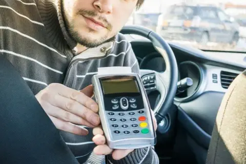 Czy w taxi można płacić kartą? Sprawdź, co musisz wiedzieć!