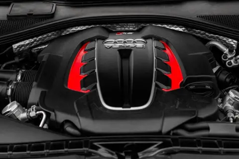 Potężny silnik V8 TFSI z czerwonymi akcentami, serce sportowego Audi.