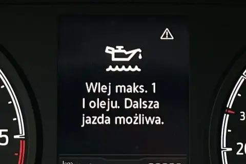 Na desce rozdzielczej świeci się kontrolka oleju. Komunikat informuje: "Wlej maks. 1 l oleju. Dalsza jazda możliwa.