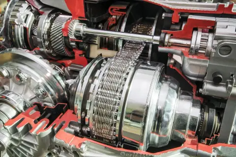Przekładnia bezstopniowa (CVT) z widocznym łańcuchem i elementami mechanicznymi.