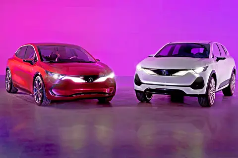 Dwa samochody Izera: czerwony sedan i biały SUV, prezentują nowoczesny design na tle fioletowego tła.