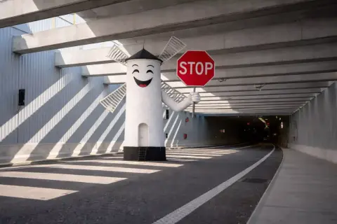 Wesoły wiatrak z uśmiechem i znakiem STOP w tunelu Świnoujście.