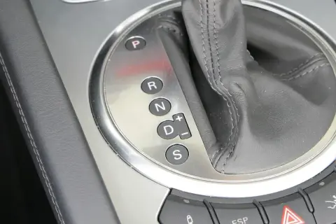 Zbliżenie na panel z oznaczeniami automatycznej skrzyni biegów: P, R, N, D (z możliwością ręcznej zmiany biegów +/–) oraz S (Sport).