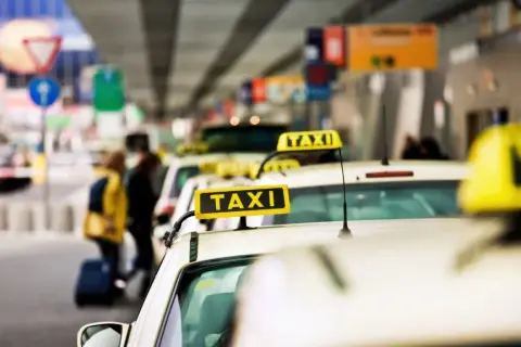 Ile kosztuje taxi z lotniska Pafos do centrum? Zaskakujące ceny!