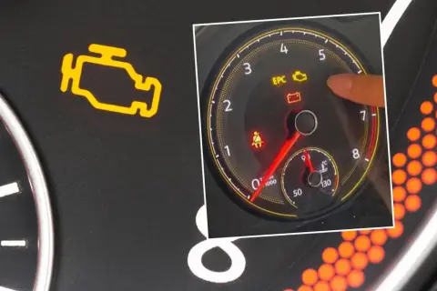 Kontrolka silnika i EPC świecą się. Dowiedz się, jak skasować błąd check engine bez komputera, gdy pojawią się te ostrzeżenia.