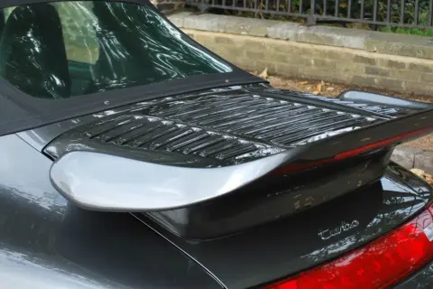 Tylny spojler Porsche Turbo z charakterystycznymi wlotami powietrza i chromowanym napisem "Turbo".