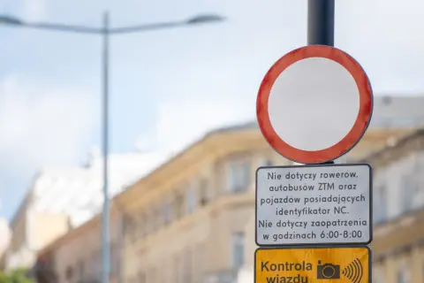 Znak B1 zakaz wjazdu, z wyłączeniem rowerów, autobusów ZTM i pojazdów z identyfikatorem NC. Kontrola wjazdu.