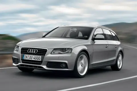 Srebrne Audi A4 B8 Avant w ruchu. Poznaj typowe usterki tego modelu, aby uniknąć niespodzianek.