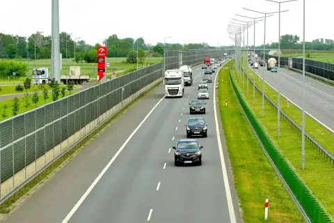 Jaką odległość między samochodami na autostradzie zachować dla bezpieczeństwa?