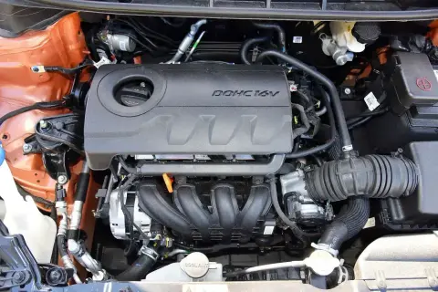 Silnik DOHC 16V 1.6 GDI w samochodzie. Widoczne elementy układu dolotowego i chłodzenia.