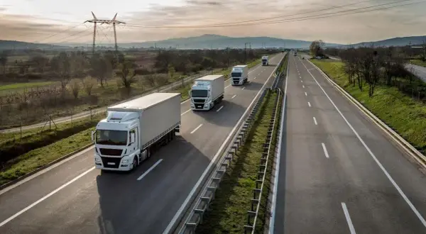 Wyprzedzanie ciężarówek na autostradzie - kiedy obowiązuje zakaz?