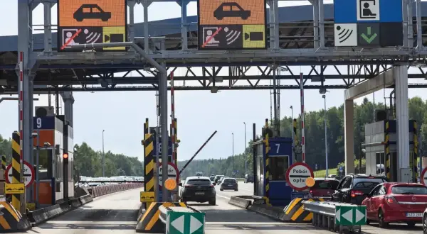 Na bramkach wjazdowych na autostradę A4 widać znaki informujące o poborze opłat.