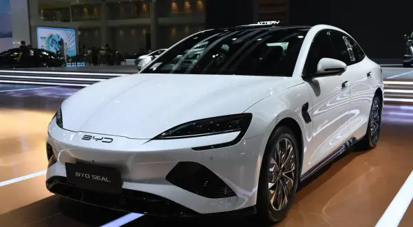 Biały BYD Seal na wystawie. Sprawdź atrakcyjną byd auto cena i najnowsze technologie.