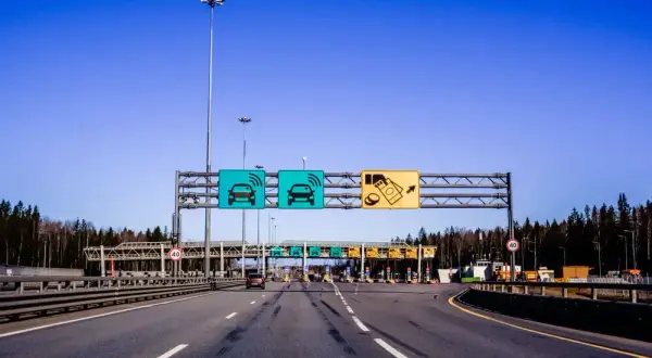Czy za przejazd autostradą można płacić kartą? Sprawdź najważniejsze informacje
