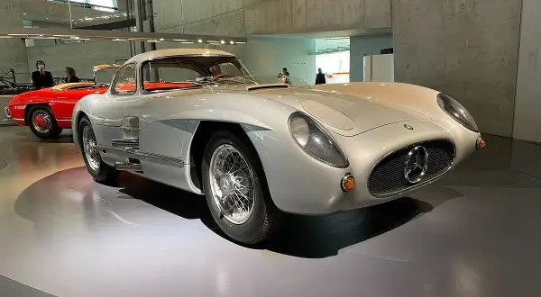 Srebrny Mercedes-Benz 300 SLR Uhlenhaut Coupé, najdroższe auto na świecie, błyszczy w muzeum.