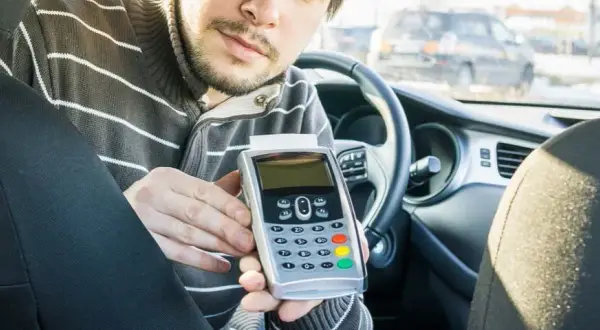 Czy w taxi można płacić kartą? Sprawdź, co musisz wiedzieć!