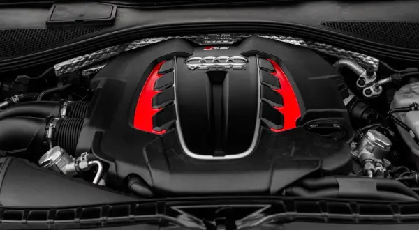 Potężny silnik V8 TFSI z czerwonymi akcentami, serce sportowego Audi.